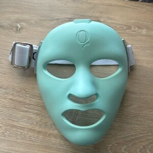DAMAGED Qure LED mask